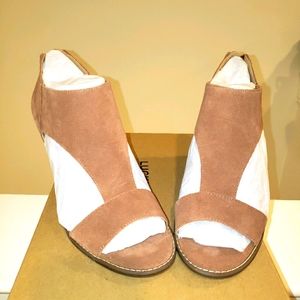 NWT Lucky Brand Open Toe Suede Shoes Size 9